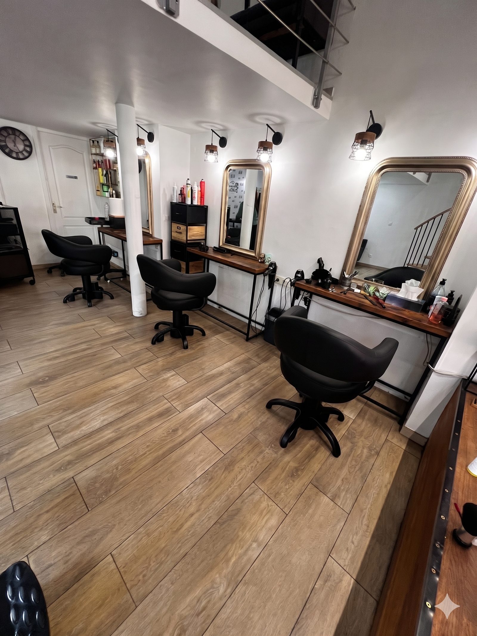 Salon de coiffure équipé en Île-de-France par VO Concept