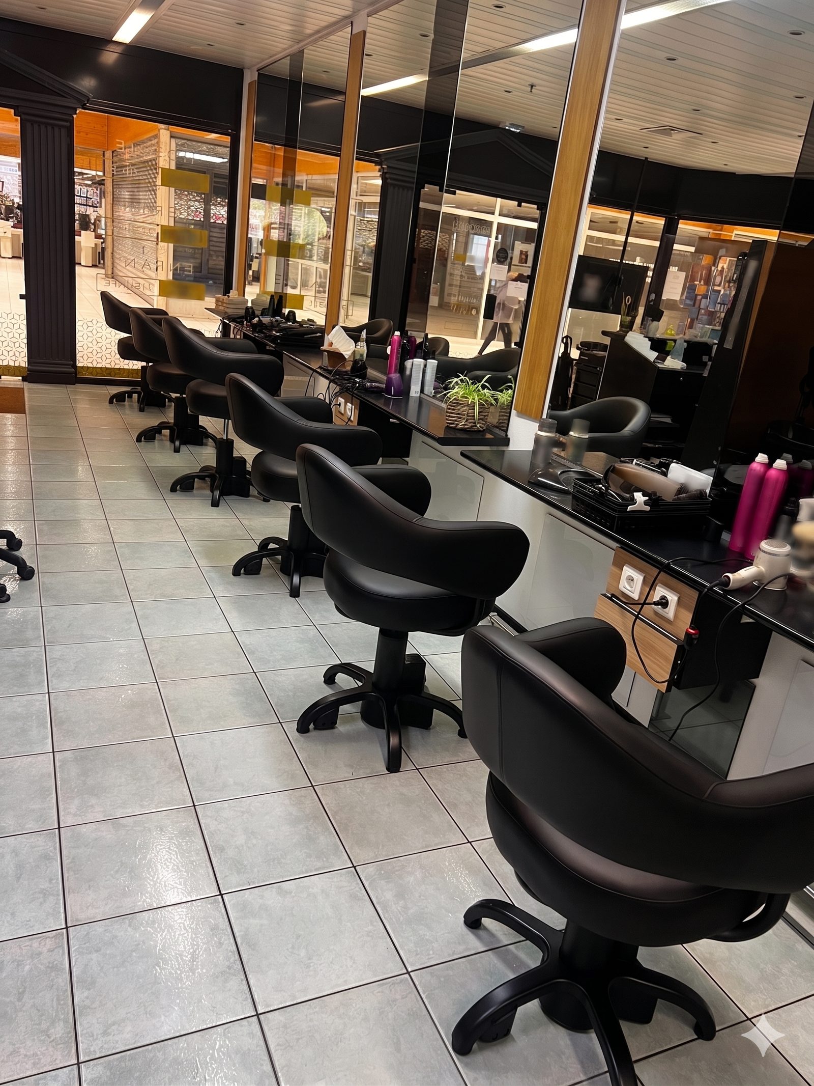 Salon de coiffure équipé en Île-de-France par VO Concept