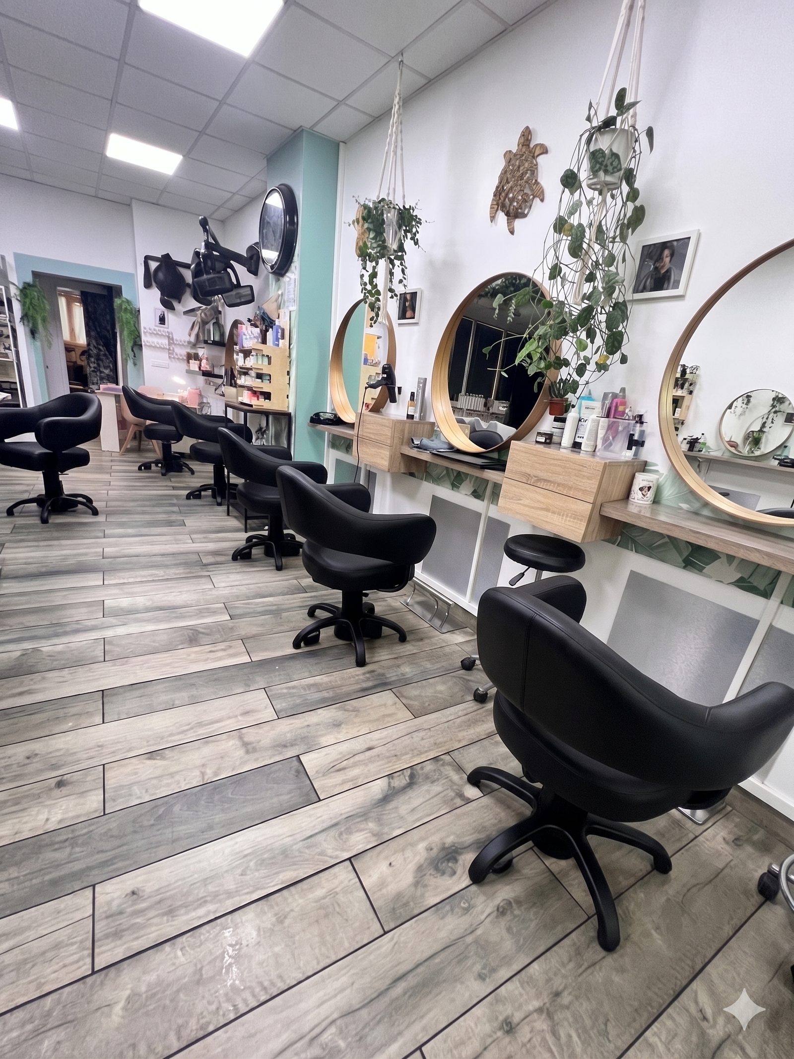 Salon de coiffure équipé en Île-de-France par VO Concept